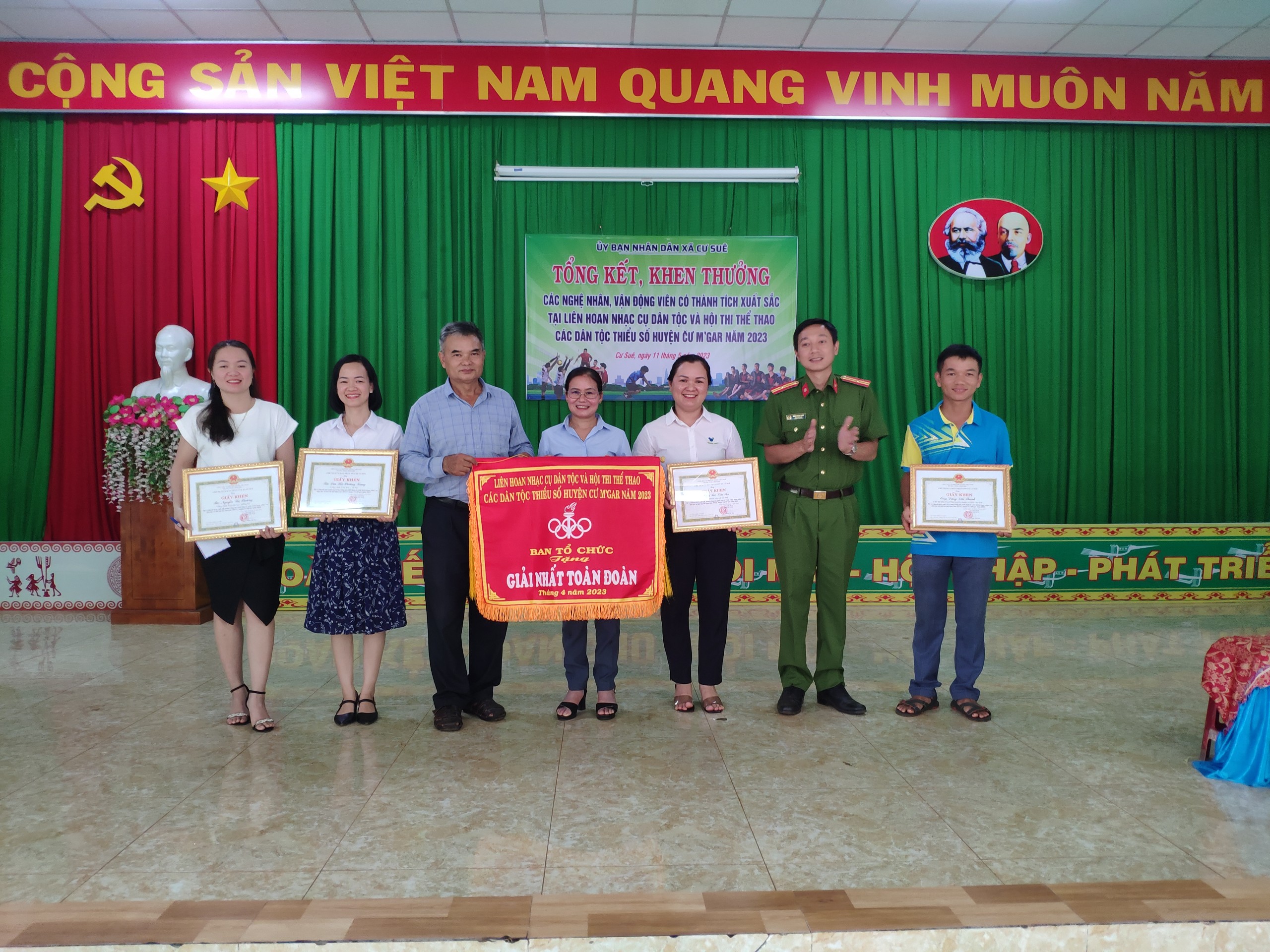 trao thuong lhncdt (4)